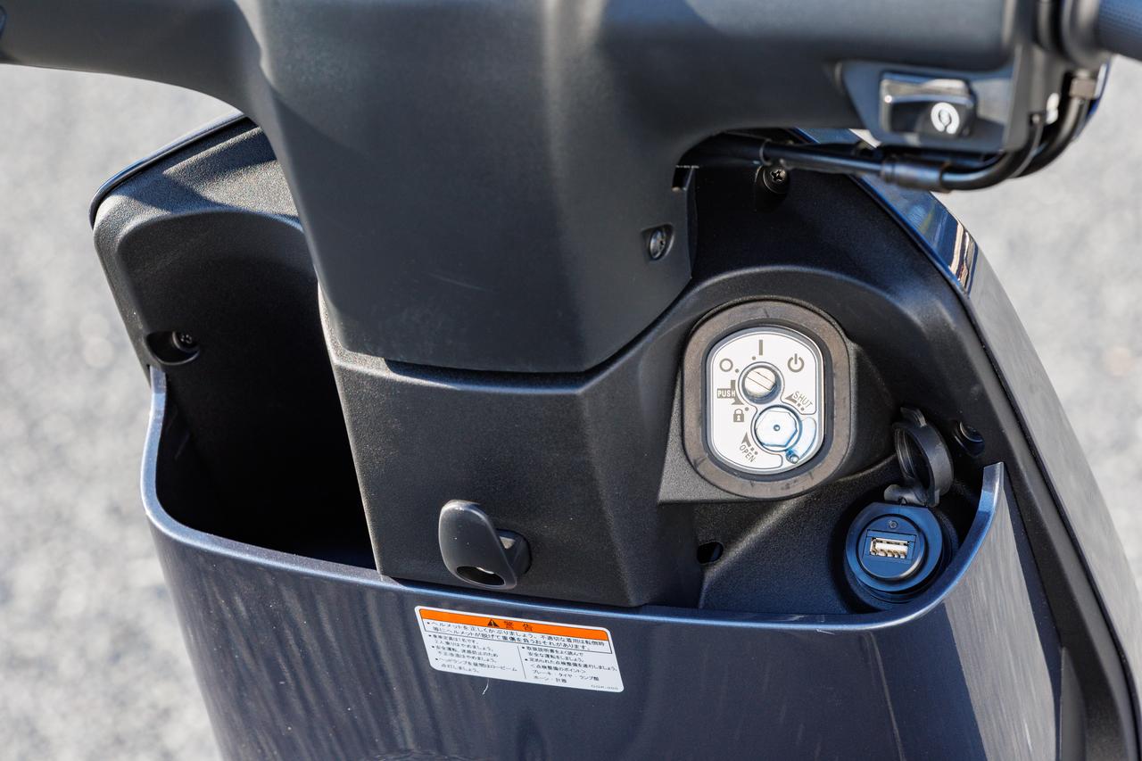 画像: 左フロントポケットは500mlのペットボトルを収納可能。シャッターキーの下にはUSBソケットも備えており、装備も充実している。
