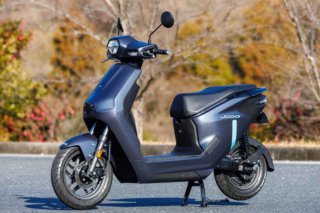 画像: EVらしく、都市部が似合う近未来的なフォルムが特徴。ボディカラーは濃いグレーメタリックと明るいグレーの2色展開。