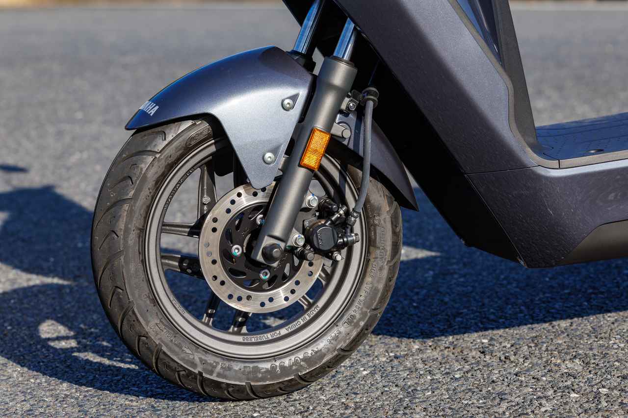 画像: フロントは12インチで、ブレーキはディスク。コンビブレーキの採用で安定した制動力を確保している。装着タイヤはチェンシン製。