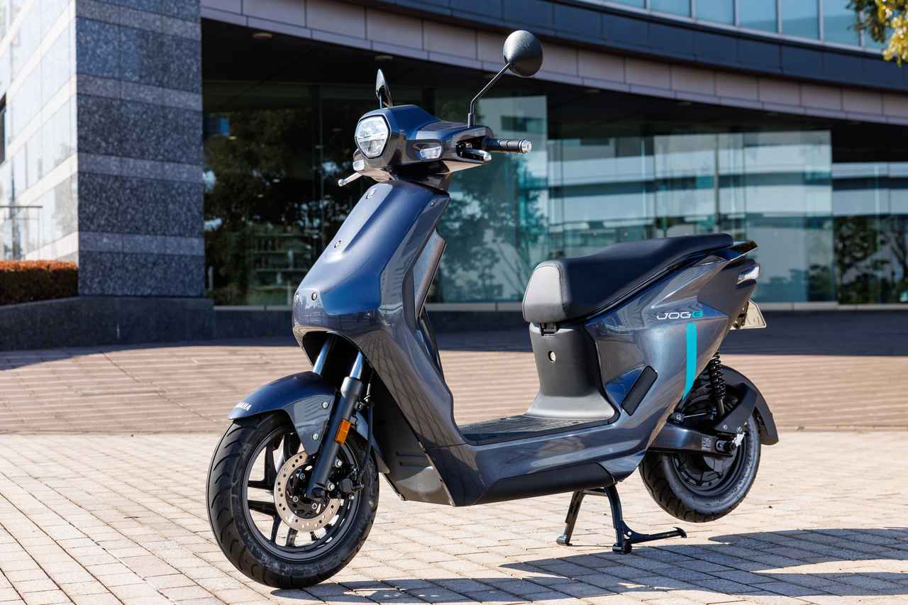 画像: YAMAHA JOG E 2026年モデル 原動機種類：交流同期電動機 定格出力：0.58kW シート高：740mm 車両重量：93kg 価格：15万9500円（バッテリー、充電器含まず） 発売：2025年12月22日（東京・大阪地域先行発売）