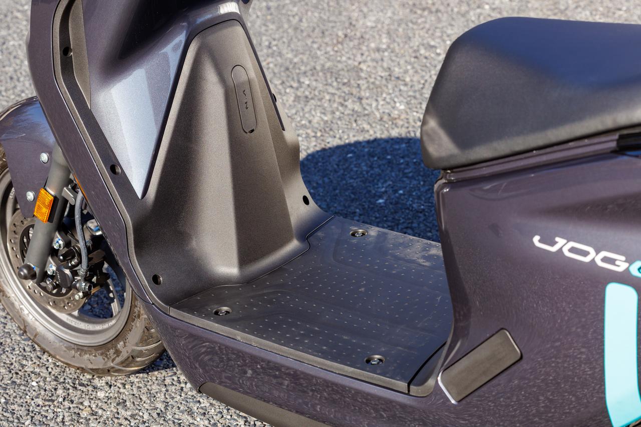 画像: スクーターらしく、足場はフラットなフロアボード式。やや高めの位置にセットされているが、乗り降りしやすく非常に便利。