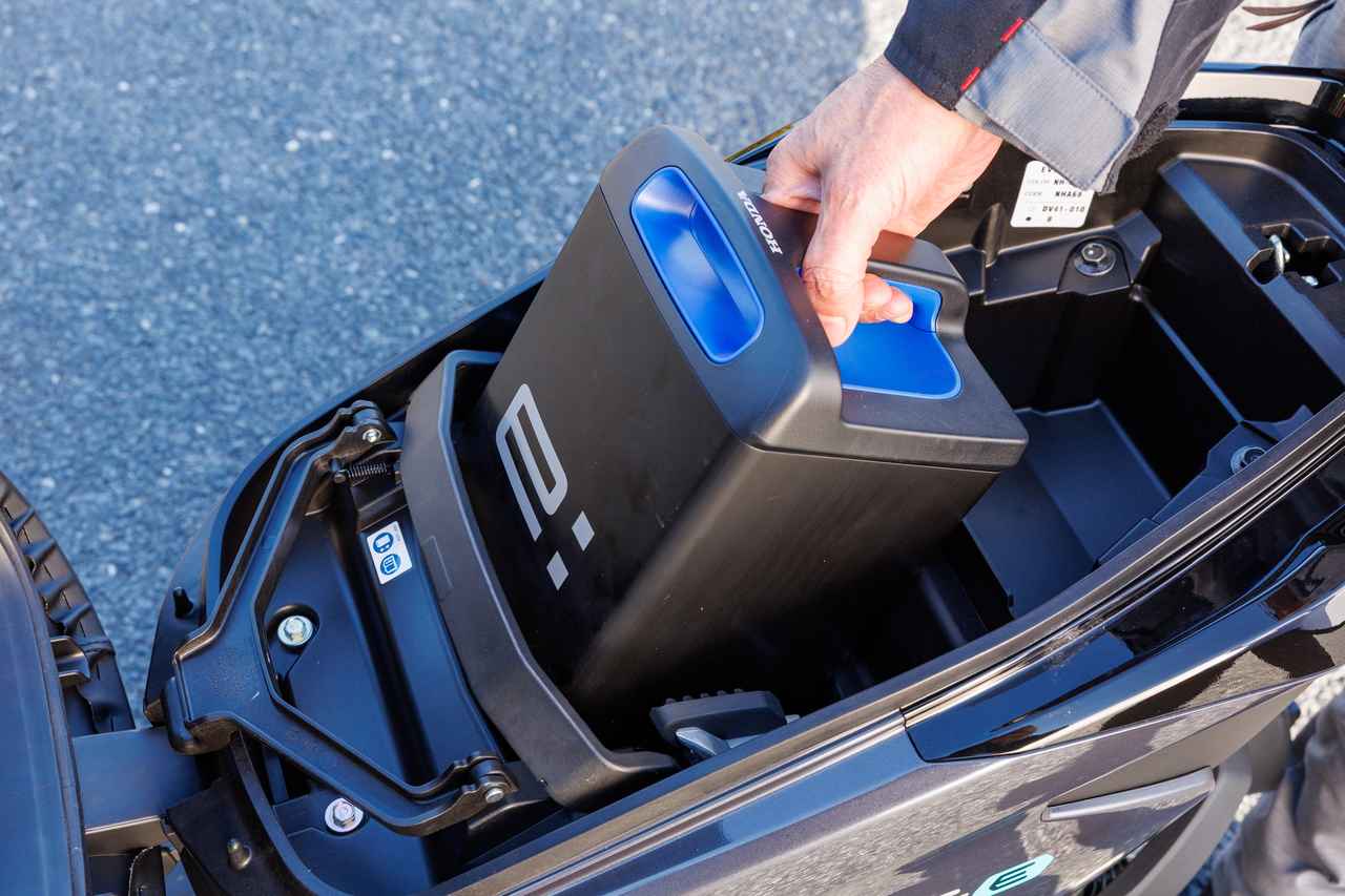 画像: バッテリーは「モバイルパワーパックｅ」。今回の先行発売では含まれておらず、バッテリー交換サービスへの加入が必要。