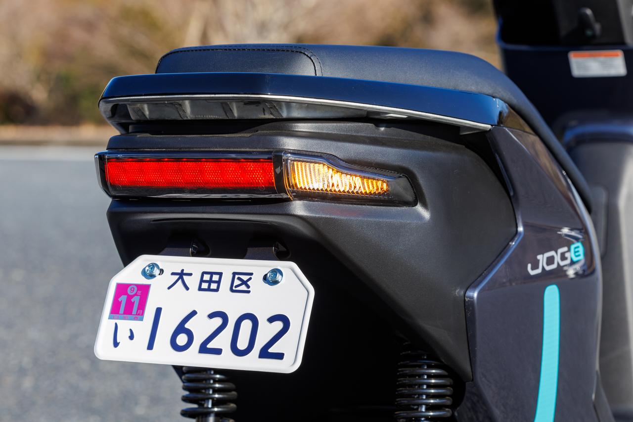 画像: テールカウルはコンパクトで、それに合わせてテールランプもLEDの横一文字レイアウトのスッキリしたものを採用。グラブバーも標準装備。