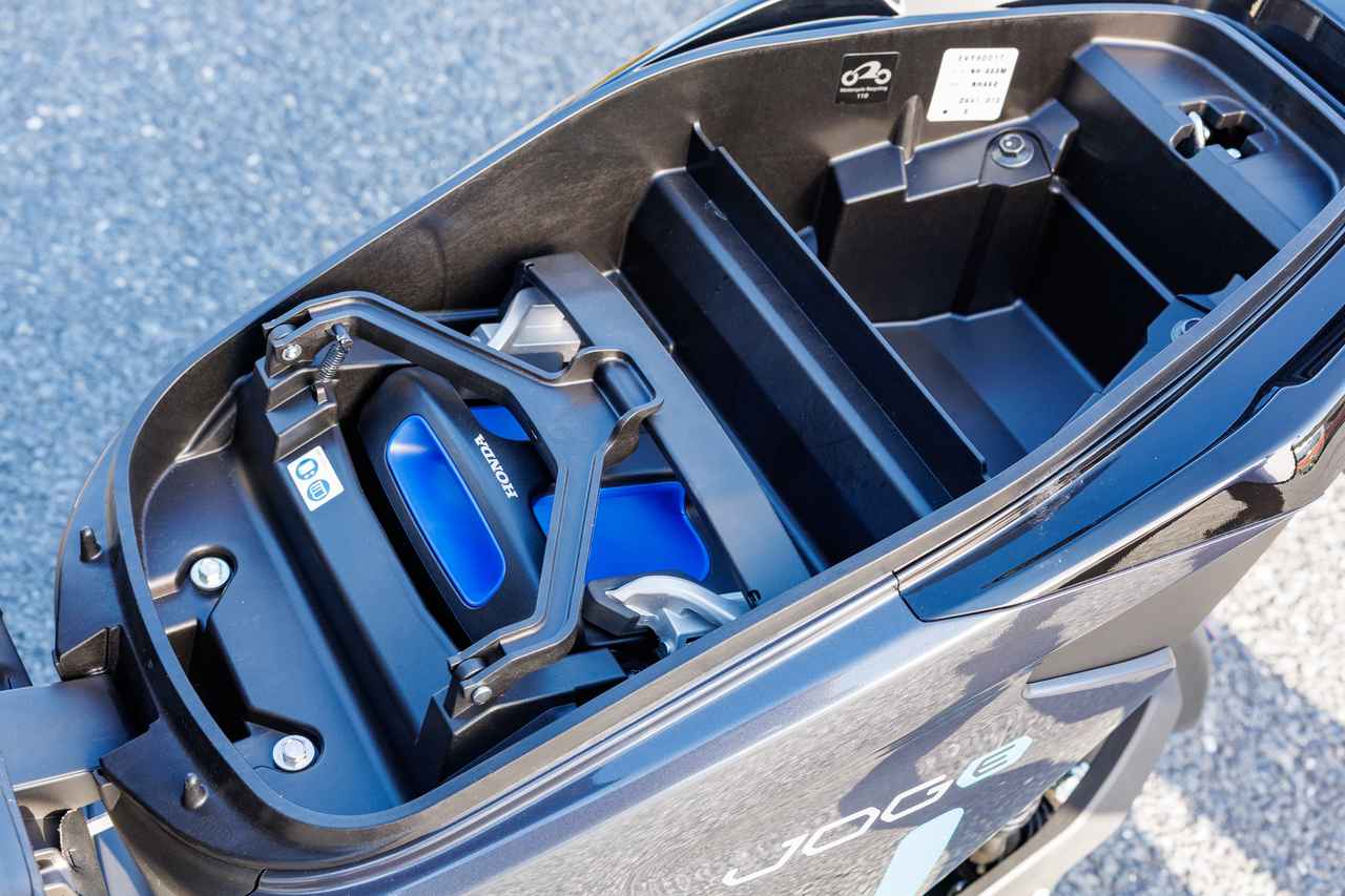 画像: シート下トランクは大部分をバッテリーが占めるが、工具や書類、グローブなどを収納できる小物入れスペースも確保している。