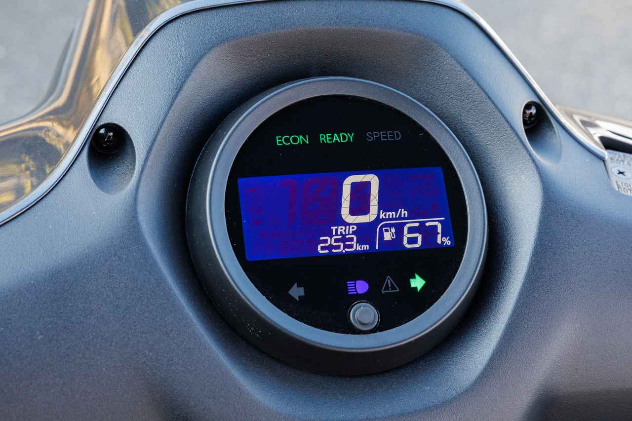 画像: メーターは反転表示のLCD。走行モードはスタンダードとエコノミーの2種類で、30km/hを超えると点滅する速度警告灯も備わる。