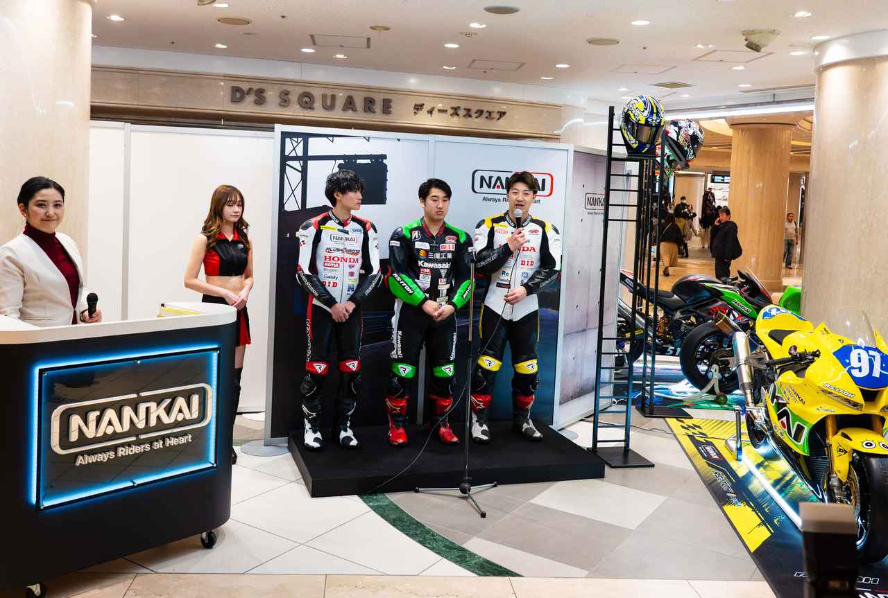 画像: ライダーによるトークセッションで会場は盛り上がる。司会は多聞恵美氏が務め、選手たちのリラックスした表情や今季への意気込みが引き出された。