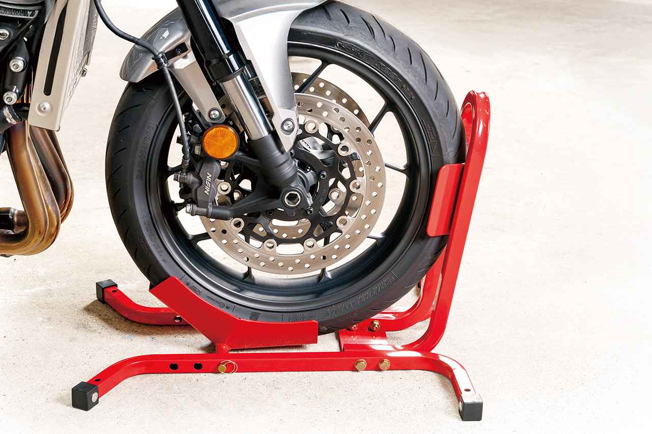 画像: フロントタイヤ前側と下側のプレートで支える仕様。下側のプレートはホイール径（タイヤ外径）に合わせて3段階に調整できる。