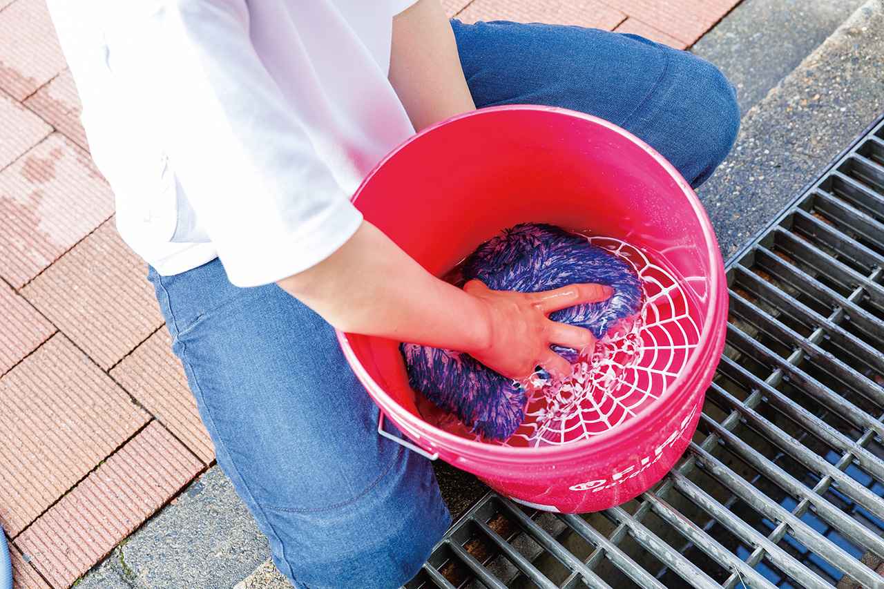 画像2: バケツ 18L(左、3740円)/ホイールバケツ 7L(右、3300円)