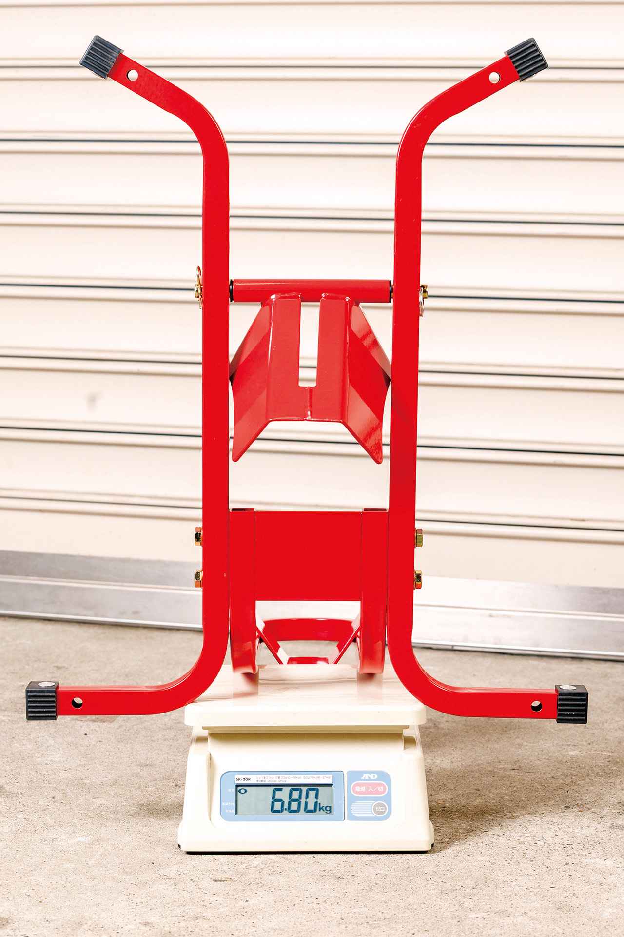 画像: 余計な構成部材を廃しつつ充分な剛性を確保。実測重量は約6.8kgで、スチール製フロントチョックの中ではずば抜けて軽量だ。