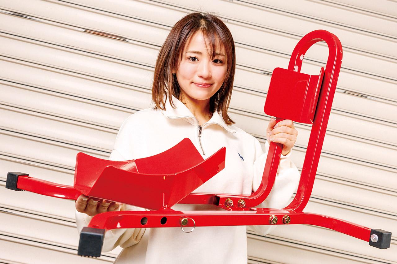 画像: MOTOTOMO フロントホイールクランプ 価格：5900円 サイズ： 長さ640mm×幅535mm×高さ460mm 重量： 約6.8kg カラー：レッド、ブラック 対応タイヤサイズ：17〜21インチ 販売元：ツールズアイランド 軽量なので女性でも楽に持ち運べる。製品は組み立て式とはいえ、ボルト4本を通して締めるだけ。簡単に分解できるから収納場所にも困らない。