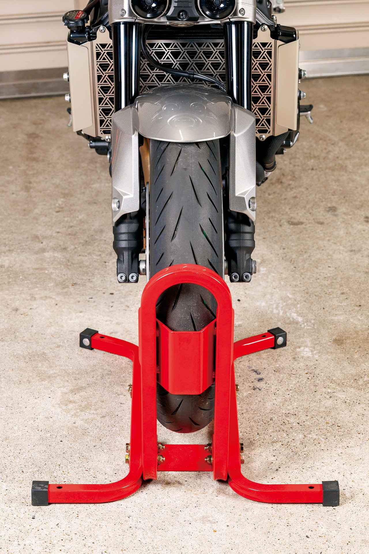 画像: タイヤの前側を当てるポストプレート位置を高めに設定したことで前後方向のグラつきを抑止。トランポへの収まりもいい。