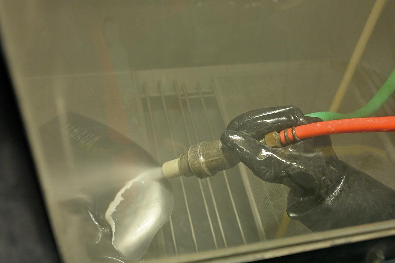 画像: ブラストマシンの内部。水と研磨剤を同時に噴射してサビや塗装を落とす！