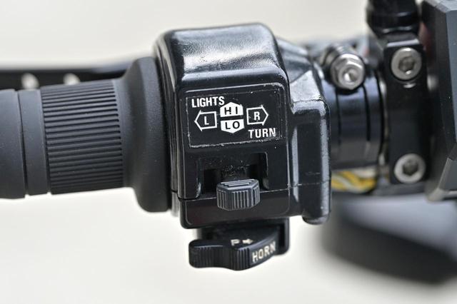 画像2: 純正スイッチの文字色が剥がれているくらいなら、この状態で使い続ける方が価値がある。