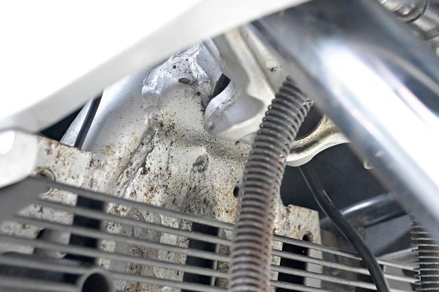 画像: 転倒によってフレームのネック部分に強い力が加わると塗装が剥がれることがあるそうだ。