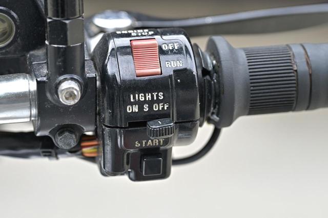 画像1: 純正スイッチの文字色が剥がれているくらいなら、この状態で使い続ける方が価値がある。