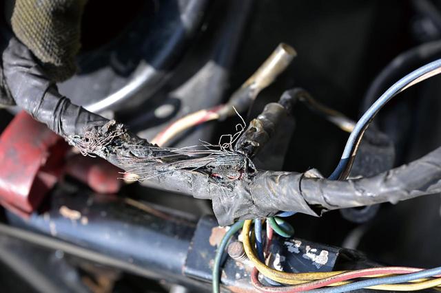 画像: 経年劣化により皮膜がボロボロになり、ワイヤーが露出してしまったGPzは、市販の強化ハーネスに交換した。