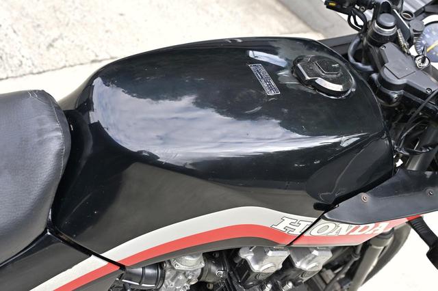 画像: オリジナルの燃料タンクでもガソリンの影響で給油口まわりの塗装に変色が発生したCBX。