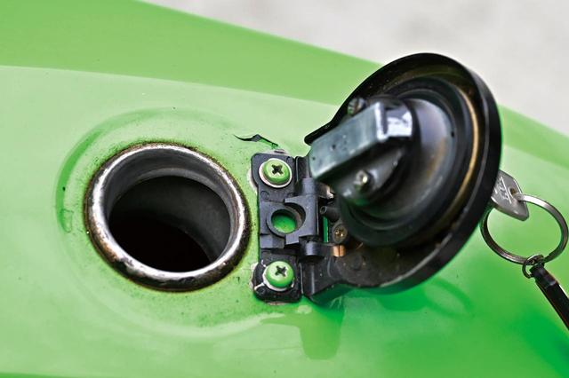 画像: 自家塗装によくあるガソリンの侵食による塗装の剥がれ。耐ガソリンタイプのウレタンクリアの塗布不足が原因。