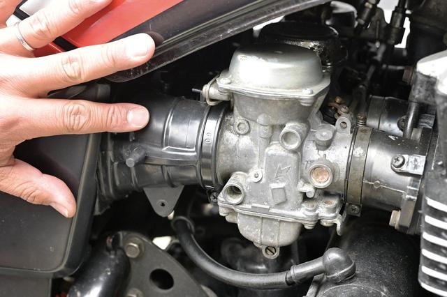 画像: ゴム製のインシュレーターは長年使い続けると熱によって固くなる。CBXのような影の薄いモデルは新品が入手できないことも。