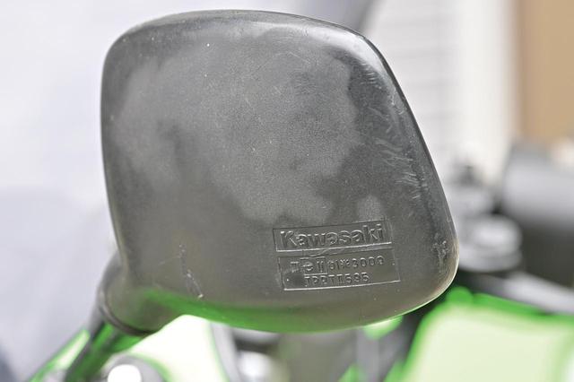 画像: ミラーの外側が変色してしまったGPzだが、純正ミラーであることの方が評価されることもある。