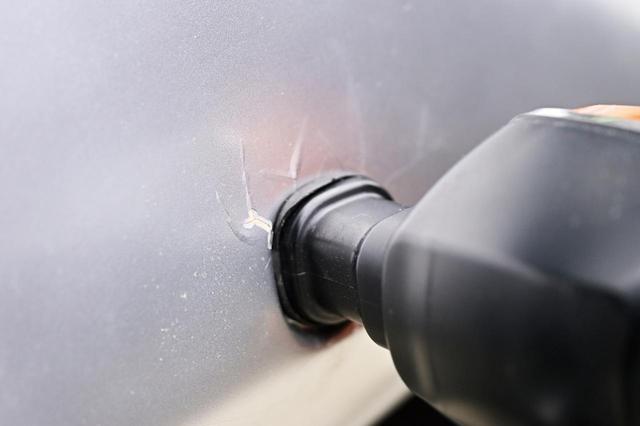 画像: 自家塗装であることを表す典型的な現象のひとつが塗装のヒビワレ。