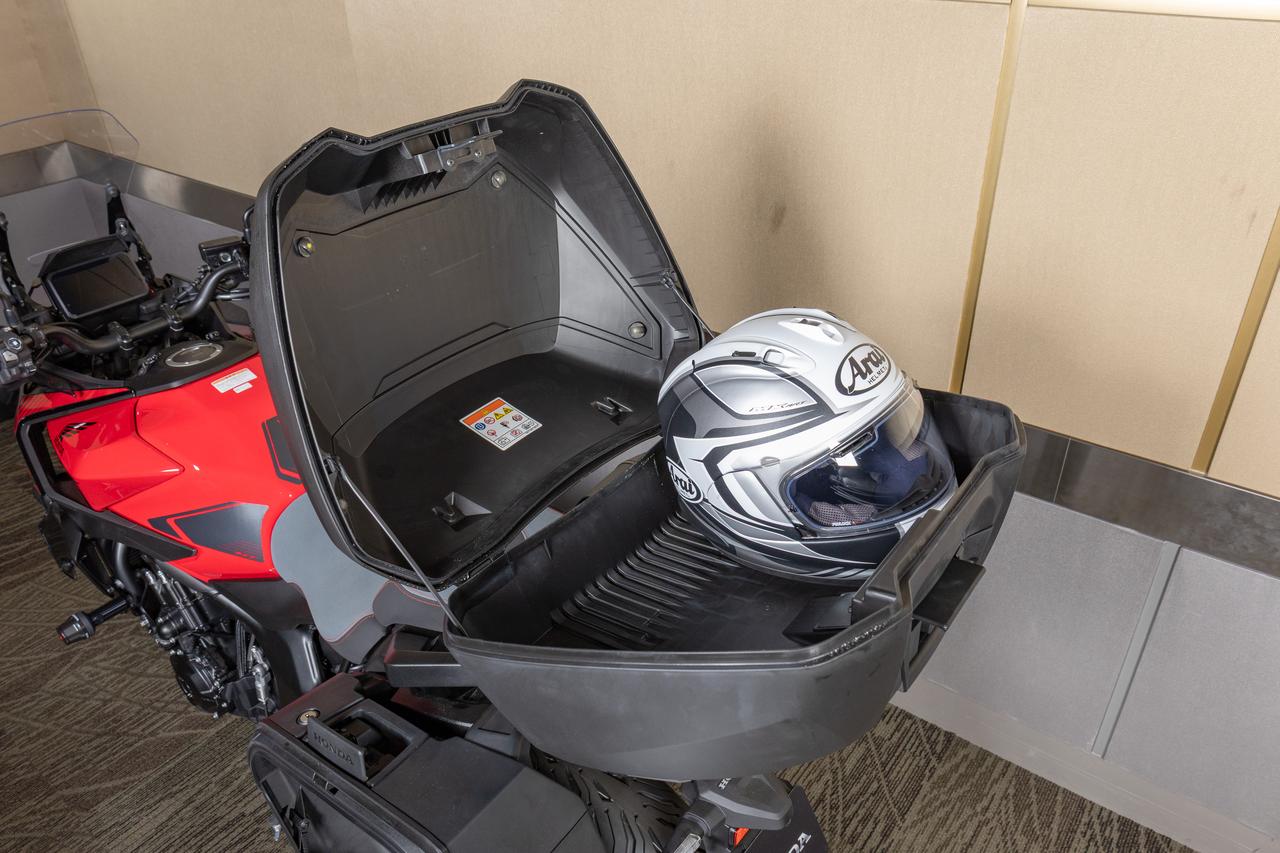 画像12: 【国内初公開!】ホンダがモーターサイクルショーに「CB1000GT」を展示! 旅に誘うアクセサリー装着車を最速撮!