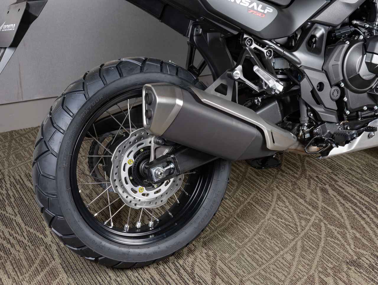 画像4: 【国内初公開!】ホンダが「XL750トランザルプ Eクラッチ」をモーターサイクルショーで展示! 期待の1台を最速撮!