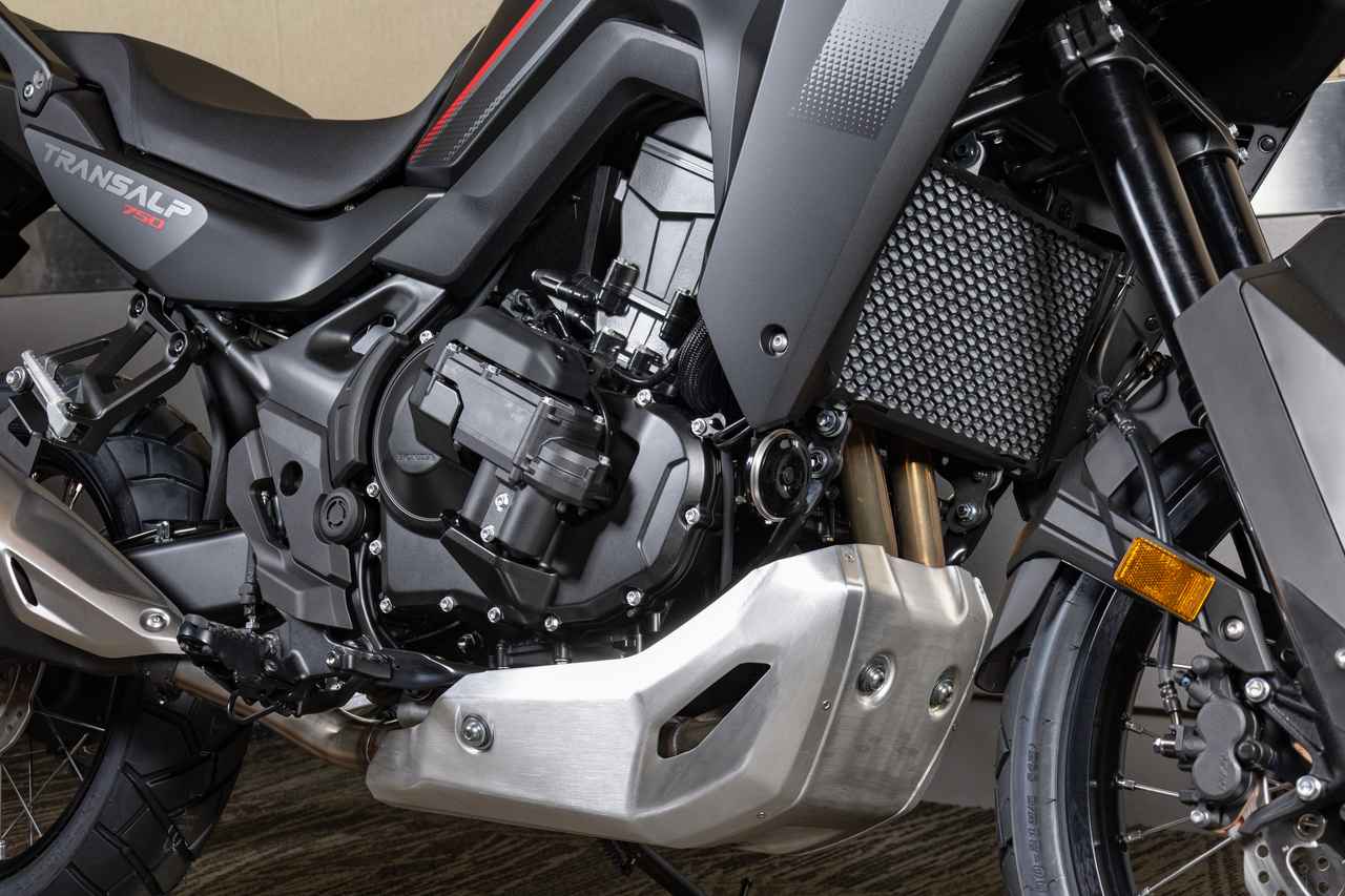 画像1: 【国内初公開!】ホンダが「XL750トランザルプ Eクラッチ」をモーターサイクルショーで展示! 期待の1台を最速撮!