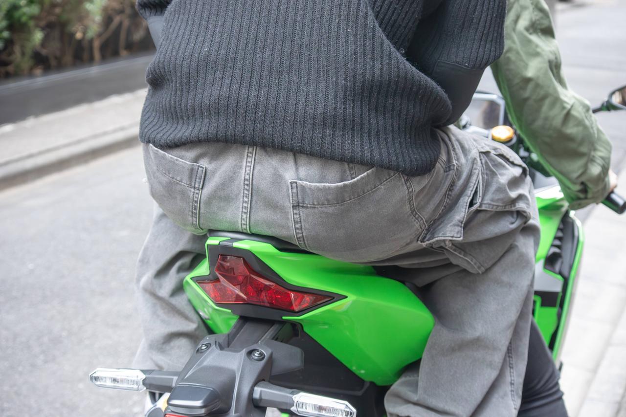 画像: ▲細身ないしっち先輩でさえ、お尻がはみ出ます。