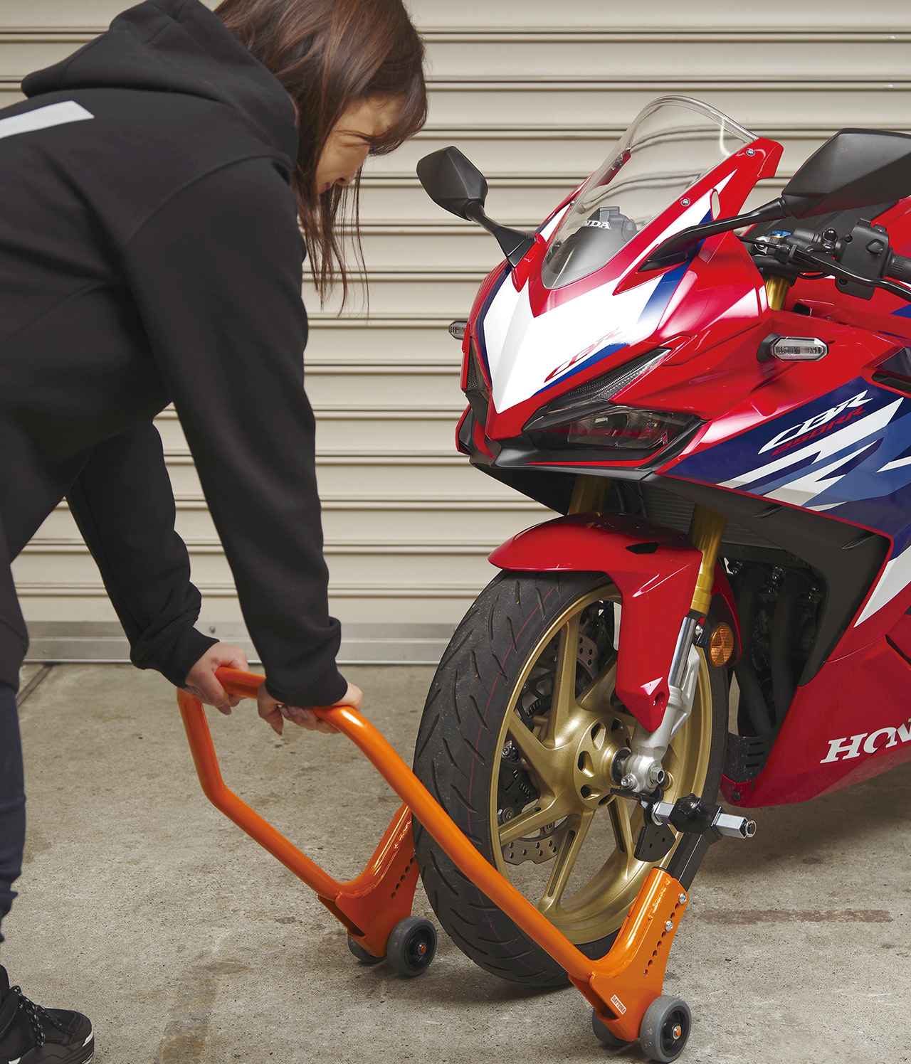 画像: デイトナ「フロントフォークスタンド」テストレポート - webオートバイ