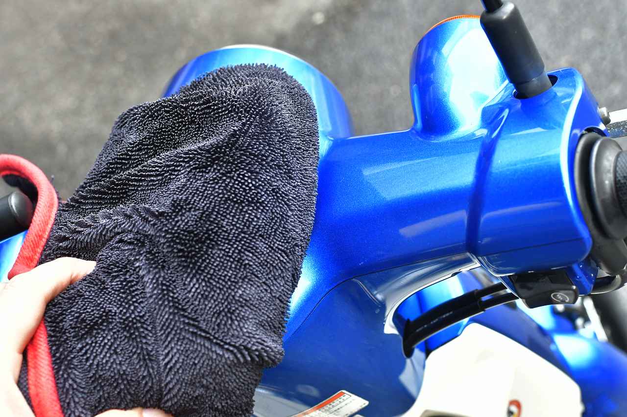 画像7: 車体全体をシャンプーしてコーティングするよ