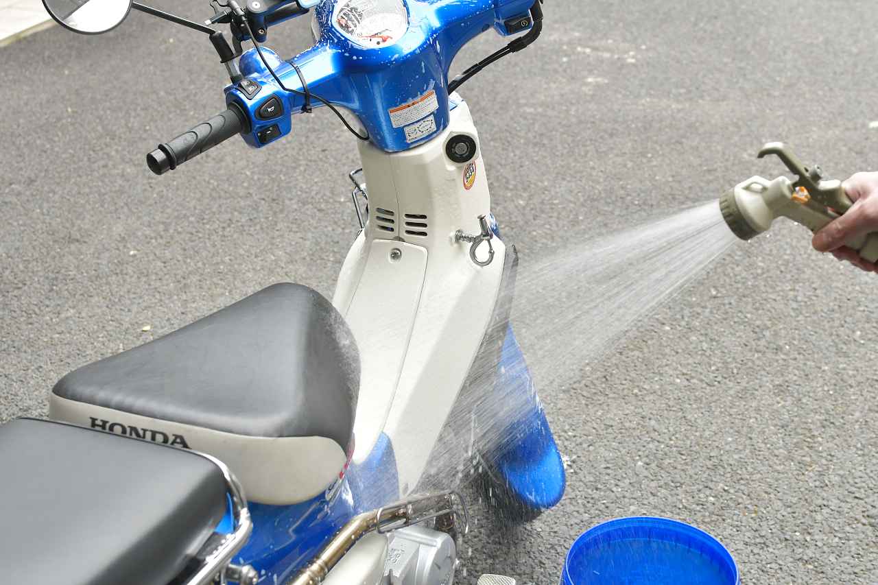 画像3: 車体全体をシャンプーしてコーティングするよ