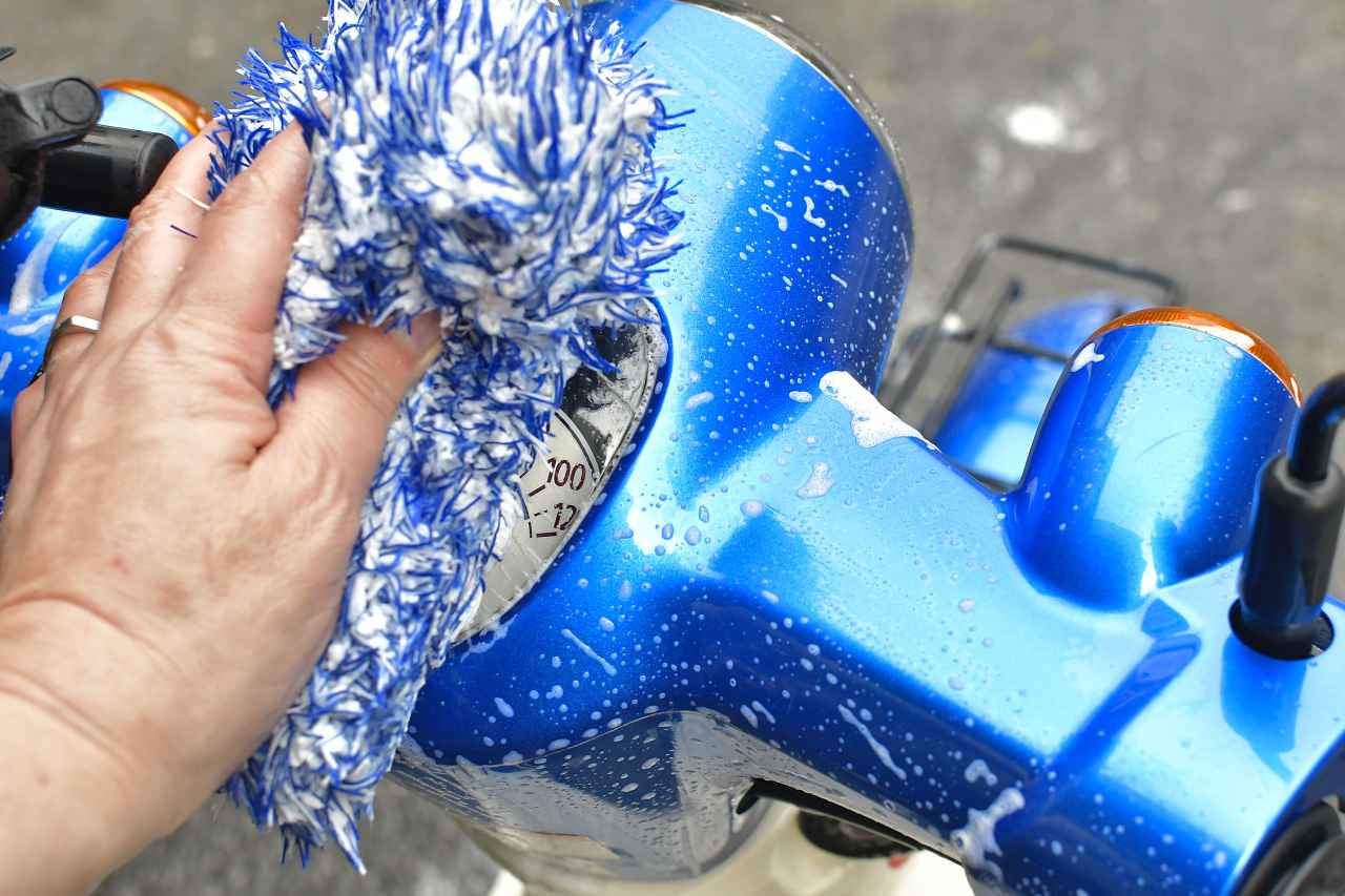 画像5: 車体全体をシャンプーしてコーティングするよ