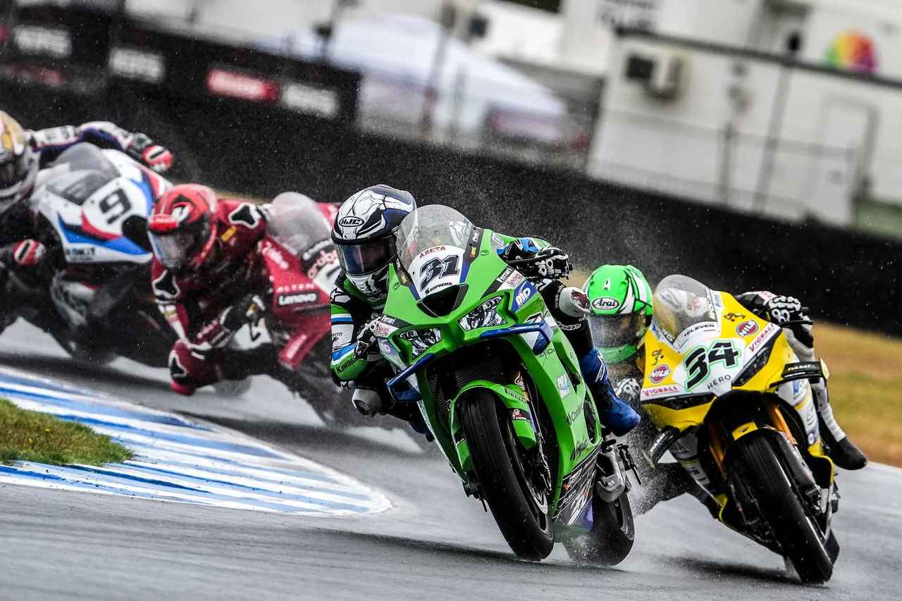 画像: 表彰台争いの後ろでは熾烈なバトルが繰り広げられた。