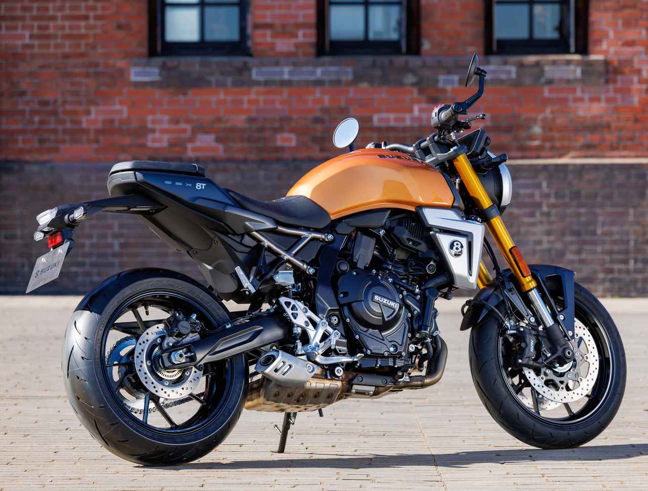 画像: 前後方向でなく上下方向に長いパラレルツインエンジンを搭載するGSX-8シリーズは、タンク上面が高くなりがちになる一方で、スイングアームを長くできるなど、車体設計の自由度が高いのが特徴。これが現代風のハンドリングを生み出し、乗りやすさと軽快性の高さを両立している。