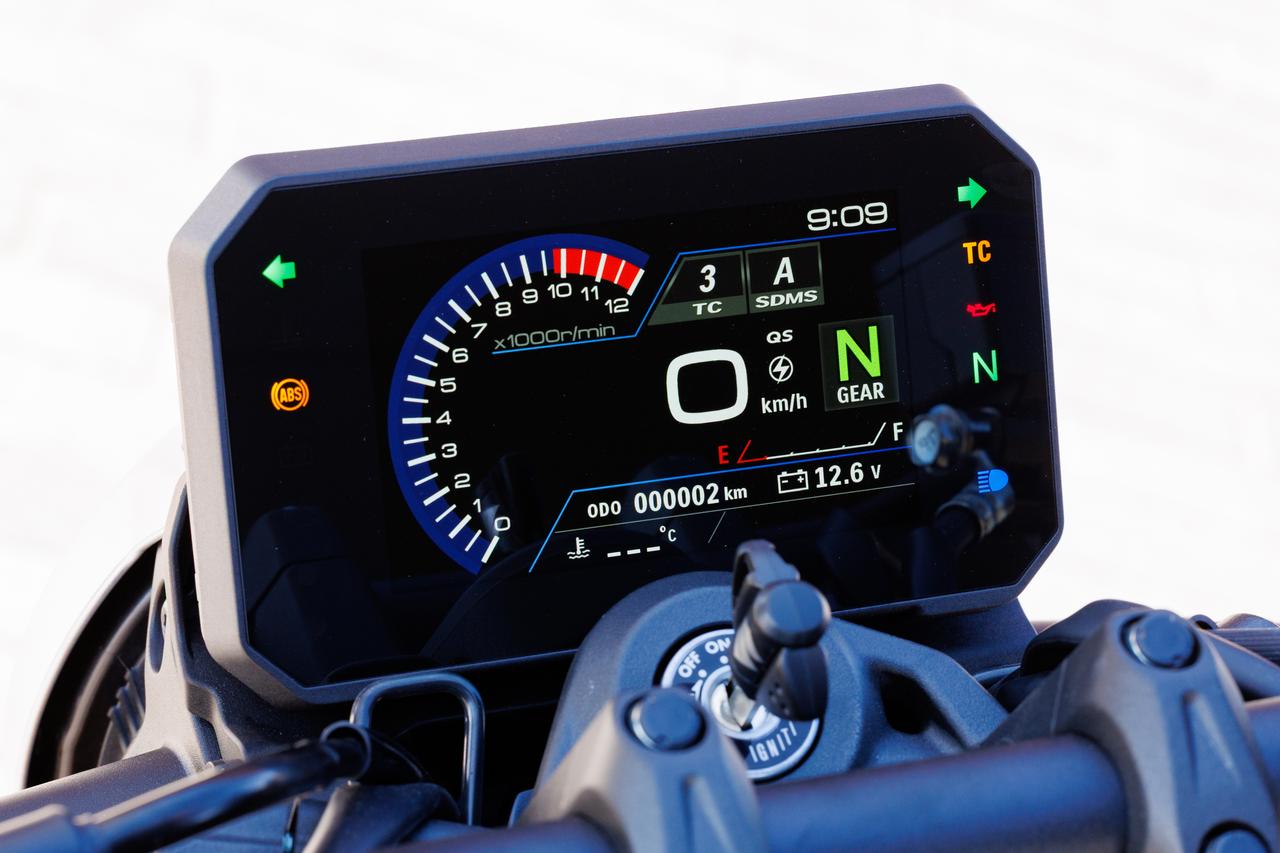 画像: メーターは5インチのカラーTFT液晶。電子制御の状況も把握しやすく、シフターランプは任意に回転数を設定できる。メーターサイドにUSB-Cの電源ポートも用意。