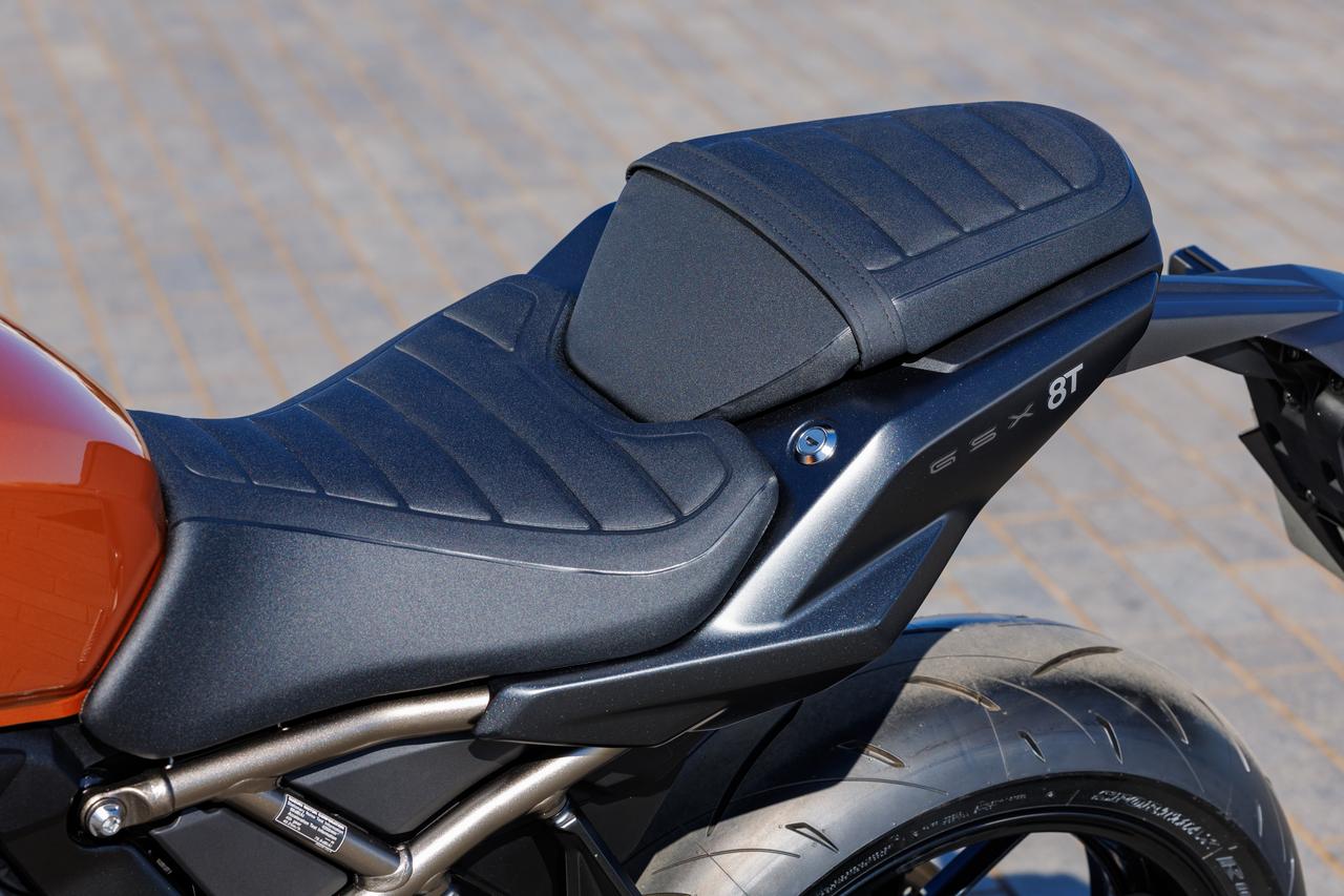 画像: GSX-8Sよりも座面を拡大し、ソフトになったシート。8Tはタックロール付きの座面を採用。8TTはもっとスポーティで、座面デザインやステッチの色も異なる。