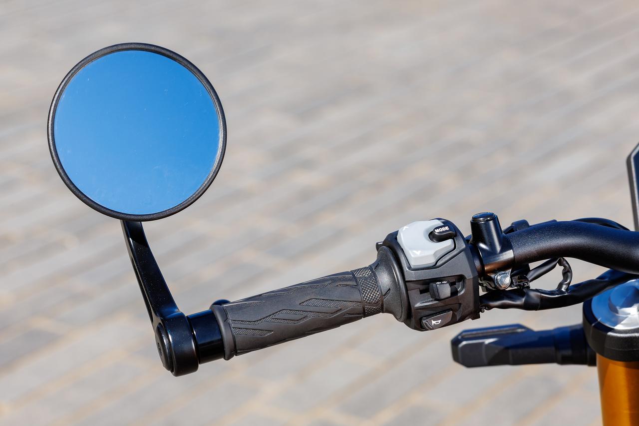 画像: バーエンドミラーは通常のステー付きミラーとほぼ同じ場所に位置し、視認性はとても高い。ステーの形状などにこだわり、風切り音や振動対策を徹底している。