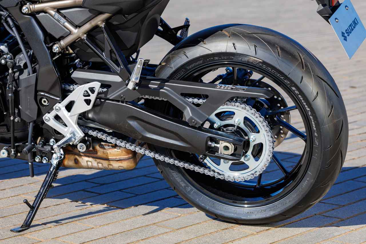 画像: スポーツバイクのように長いスイングアームは、前後長の短いエンジンによるもの。クランクとミッションの3軸を重ねて配置し、コンパクトなエンジンを実現した。