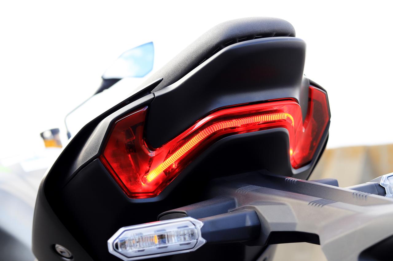 画像: ヘッドライトが明るく夜間走行も安心