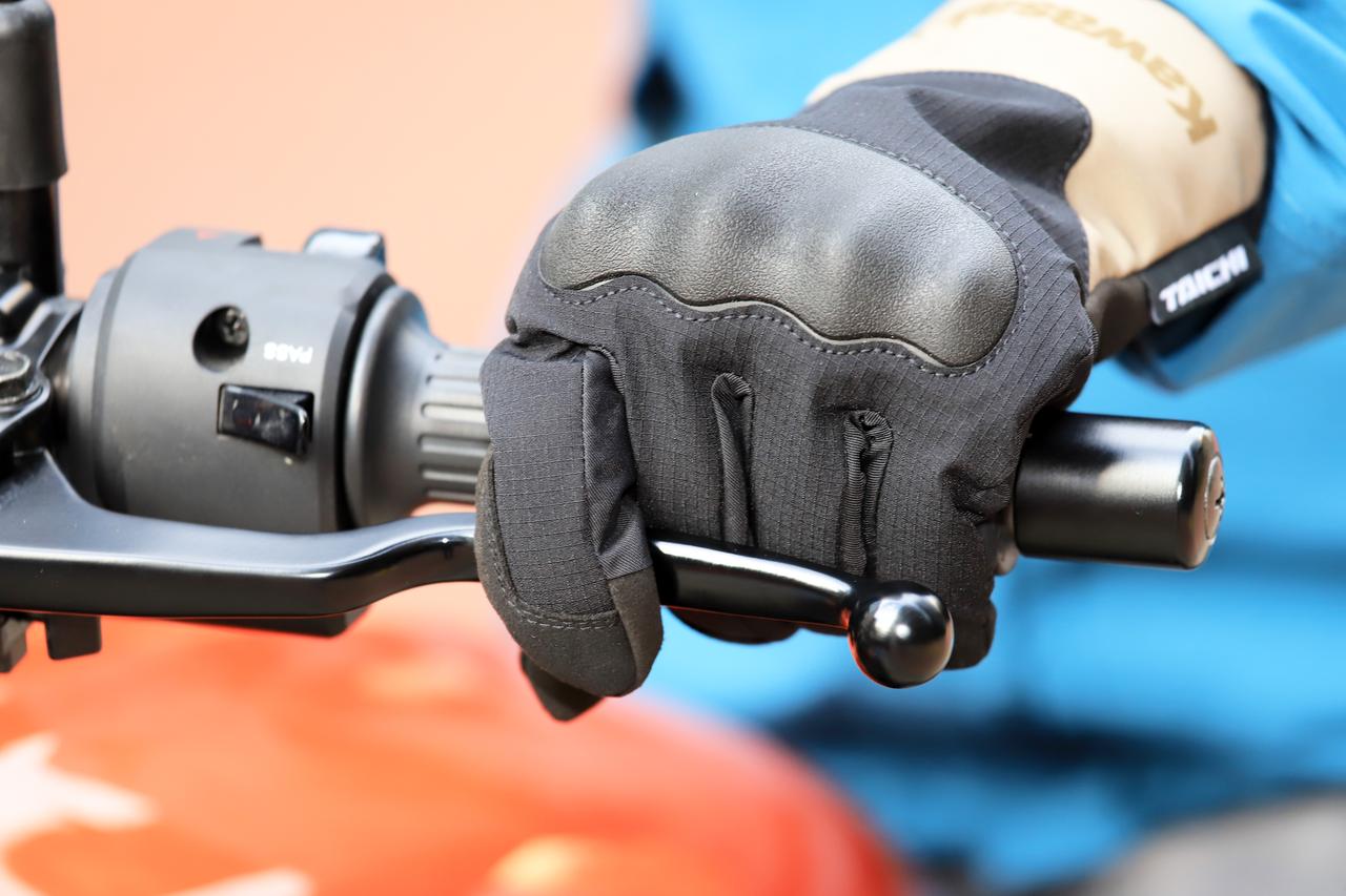 画像: ▲クラッチレバーは人差し指だけでも切れるほど軽々。