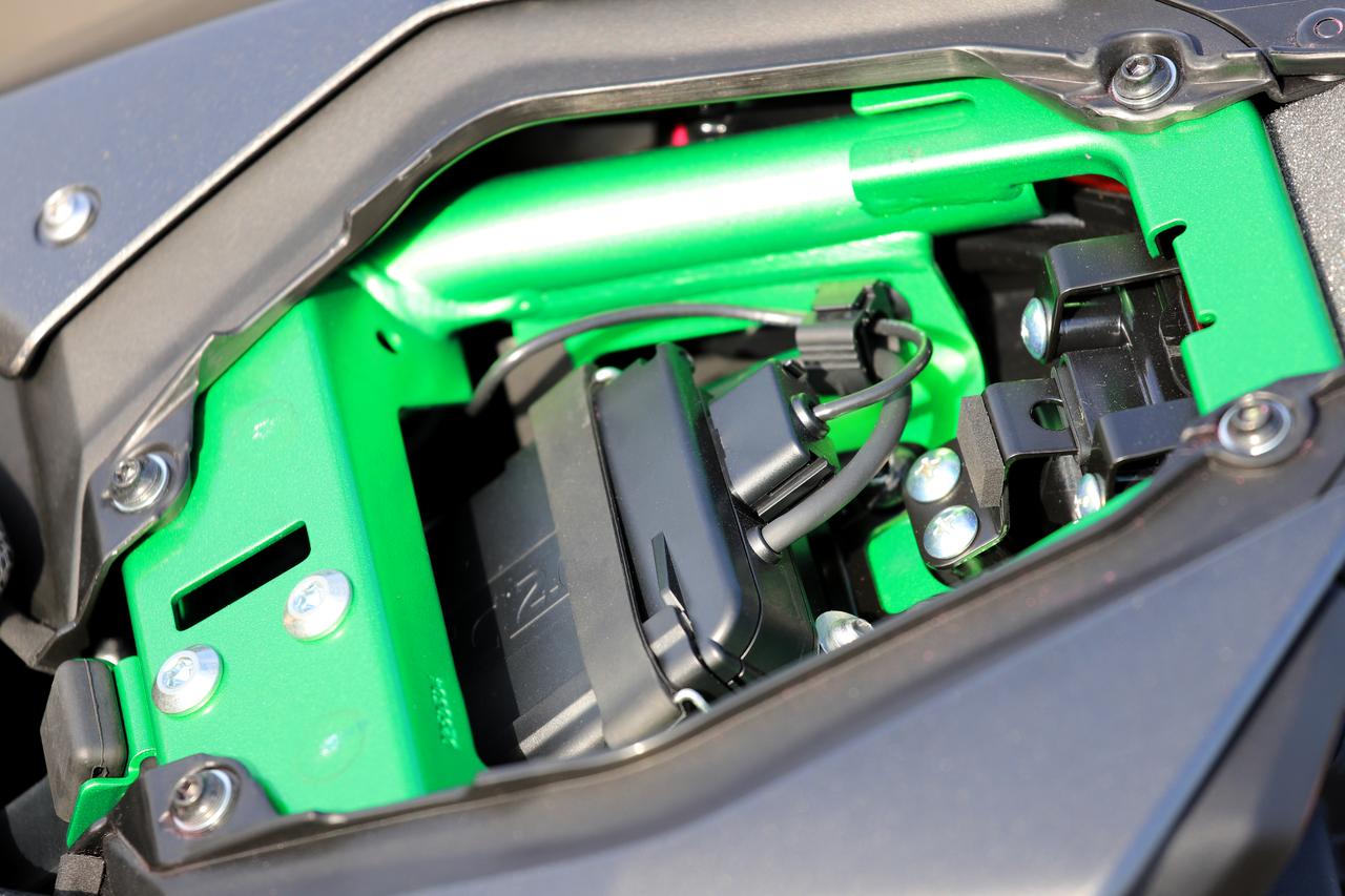 画像1: ▲ETC2.0車載器は、リアシートの下に備わっています。ゴムバンドで留められていて、外せば本体を取り出せるのでETCカードの抜き差しも楽に行なえます。