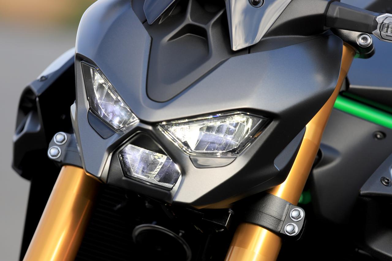 画像: ▲3眼式のヘッドライト。上部2つがロービーム、中央下部がハイビーム。