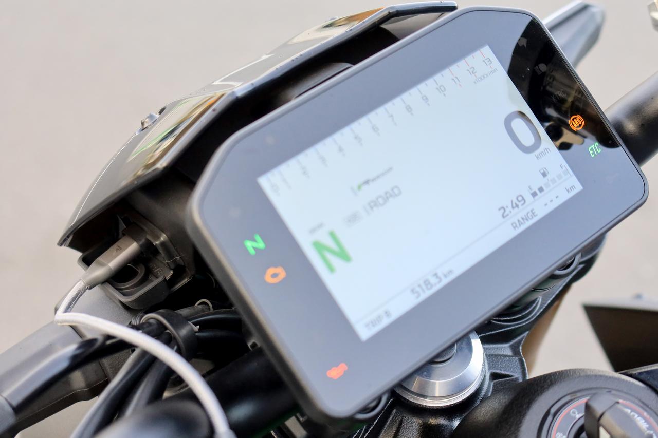 画像: ▲メーターの下部左側にキャップ付きの電源ソケットを完備。