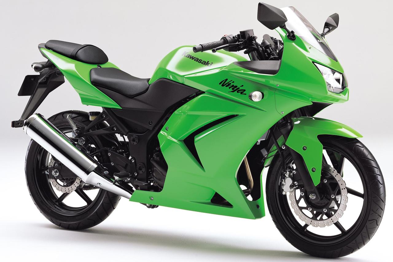 画像: Kawasaki Ninja 250R 2008年 総排気量：248cc エンジン形式：水冷4ストロークDOHC4バルブ並列2気筒 シート高：775mm 乾燥重量：151kg 発売日：2008年4月5日 発売当時価格：49万8000円