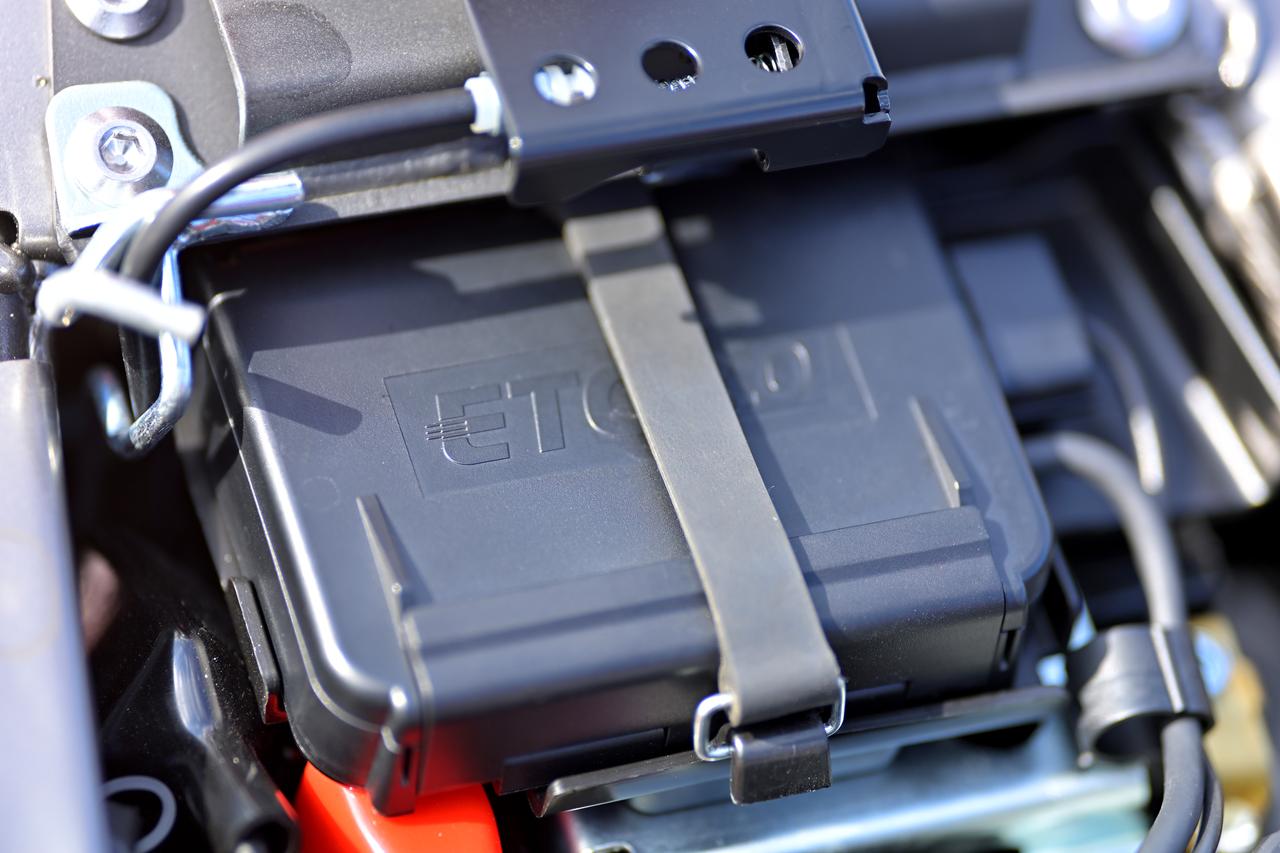 画像: ▲ETC車載器がシートの下に標準装備されています。400cc以下のモデルで標準装備されている現行車は、国内メーカーではカワサキのELIMINATORシリーズのみです。