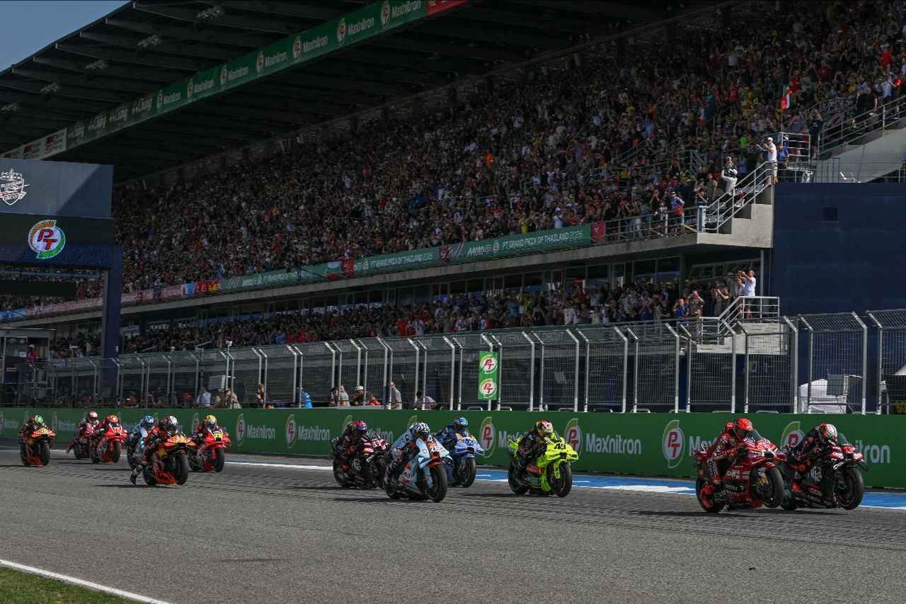 画像: スタートを決め、マルク・マルケスに競り勝ったベッツェッキ。