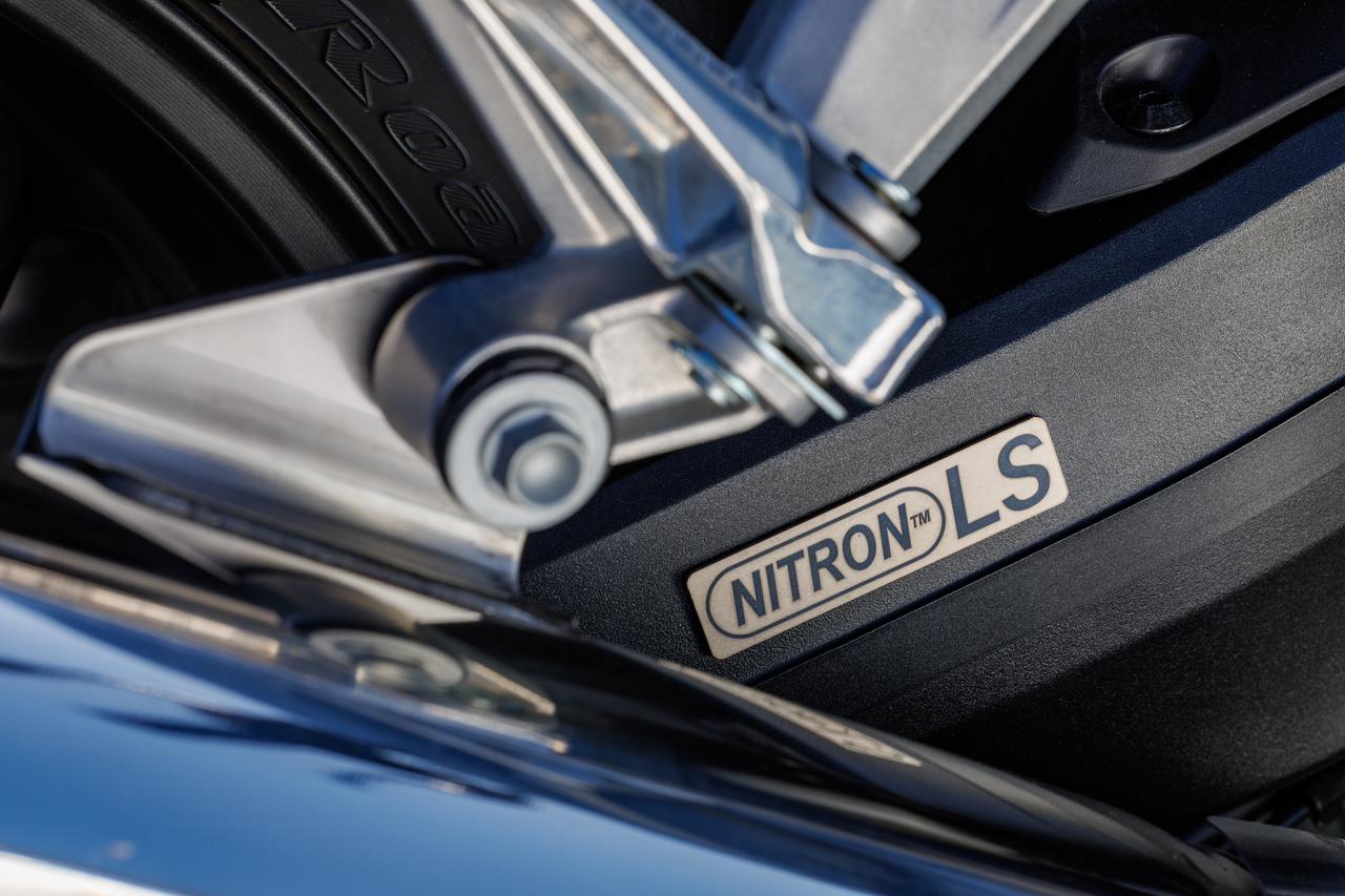 画像: 「NITRON LS」の金属プレートは、サスペンションのプロフェッショナルによって専用セッティングが施されたユニットを装着している証だ。
