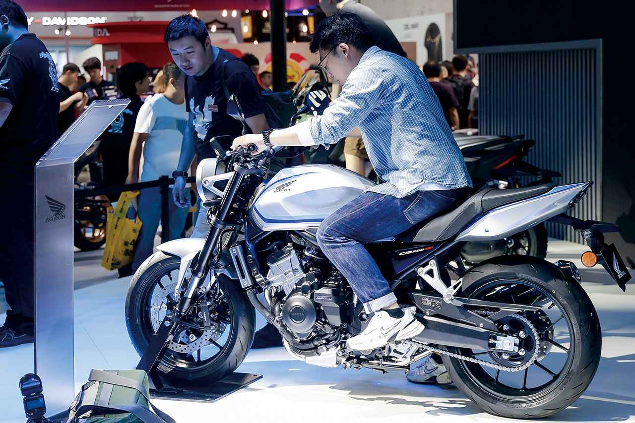 画像: ホンダ「CB500 SUPER FOUR」ライディングポジション