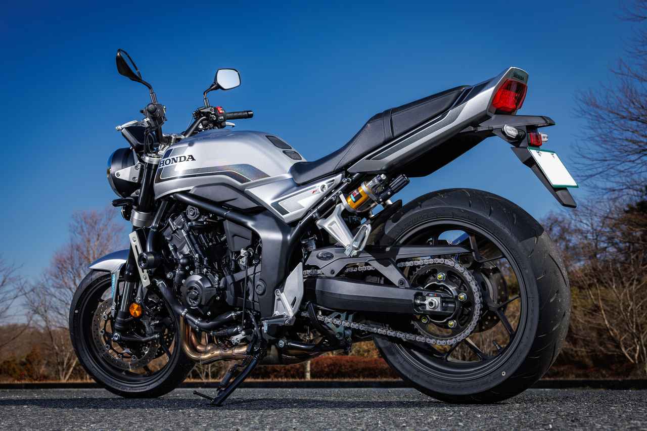 画像: ややリア下がりのシルエットだが、変な感じはしない。むしろ80年代のバイクはこんな感じだったのではと思える程度だ。